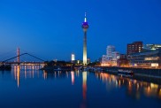 Skyline di Dsseldorf in notturna