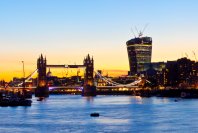 Tamigi e London Bridge al tramonto