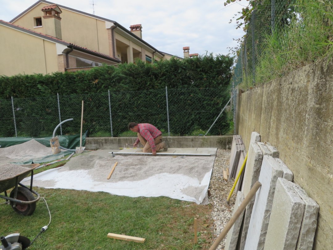 Lavori alla base della casetta in legno
