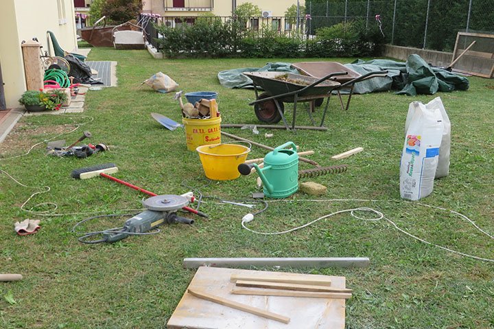 Preparazione per la base della casetta in legno