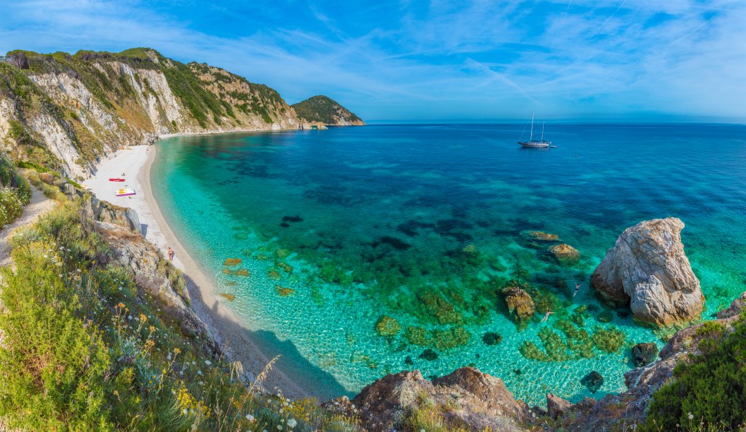 Mare azzurro all'isola d'Elba