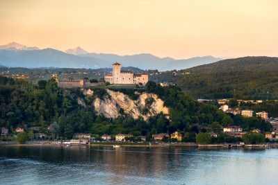 La rocca di Angera, sulle sponde del Lago Maggiore