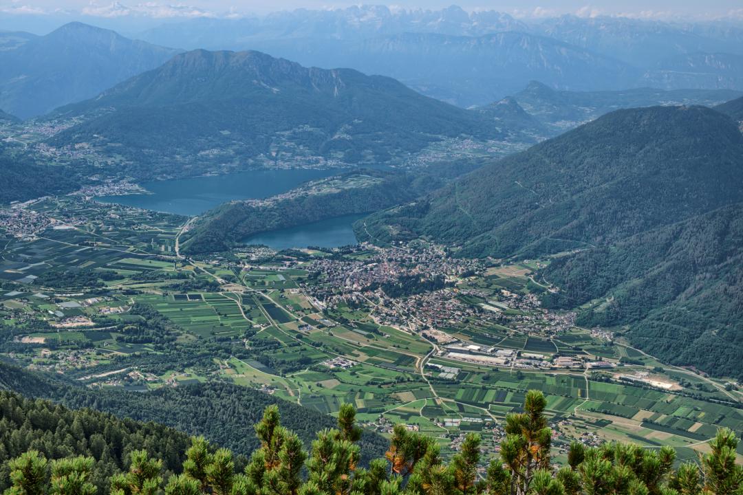 I Laghi di Caldonazzo (a sinistra) e Levico (a destra) dalle Prealpi venete