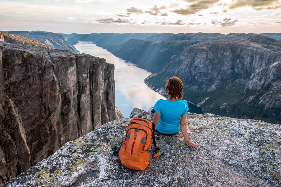 Sulla cima di un fiordo norvegese