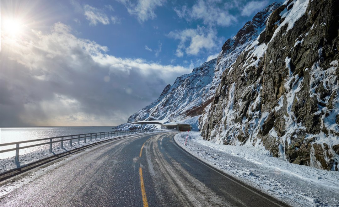 Strada innevata in Norvegia