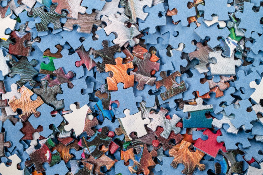 Decine di pezzi di puzzle