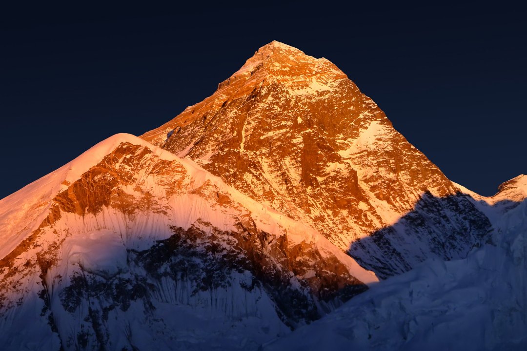L'Everest illuminato dal Sole