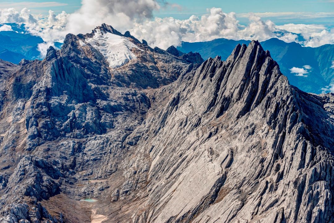 L'aspra vetta del Puncak Jaya