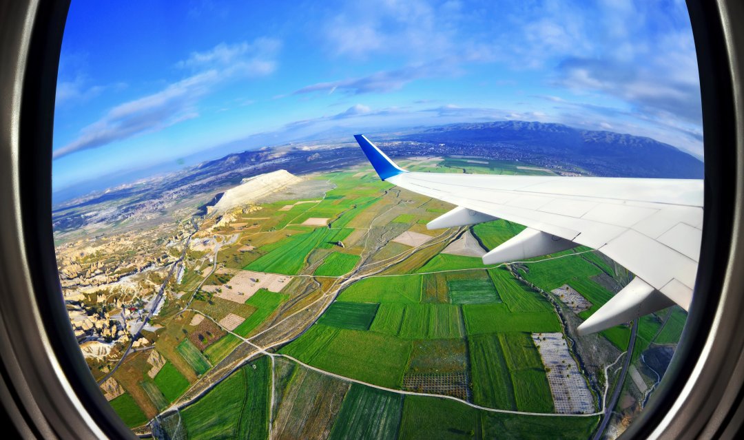 Vista dal finestrino di un aereo in volo